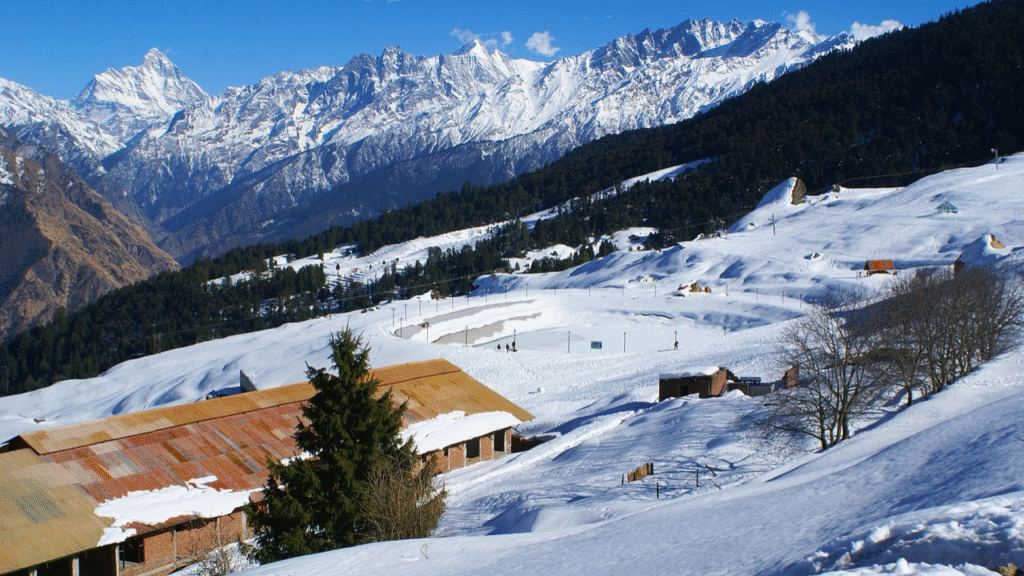 Auli ke snow-covered Himalayan slopes par skiing ka nazara 2026